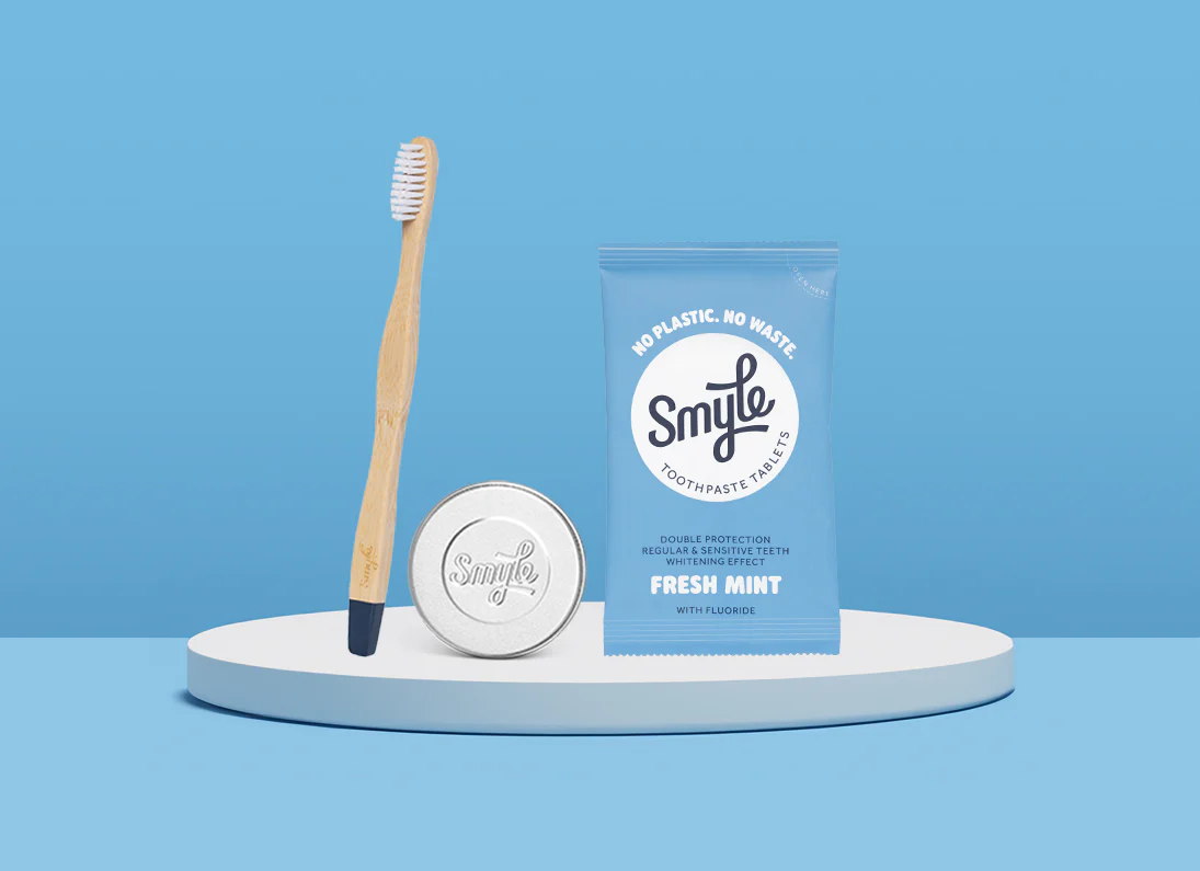 The Traveler Kit: Tabs + Travel tin + Bamboo brush